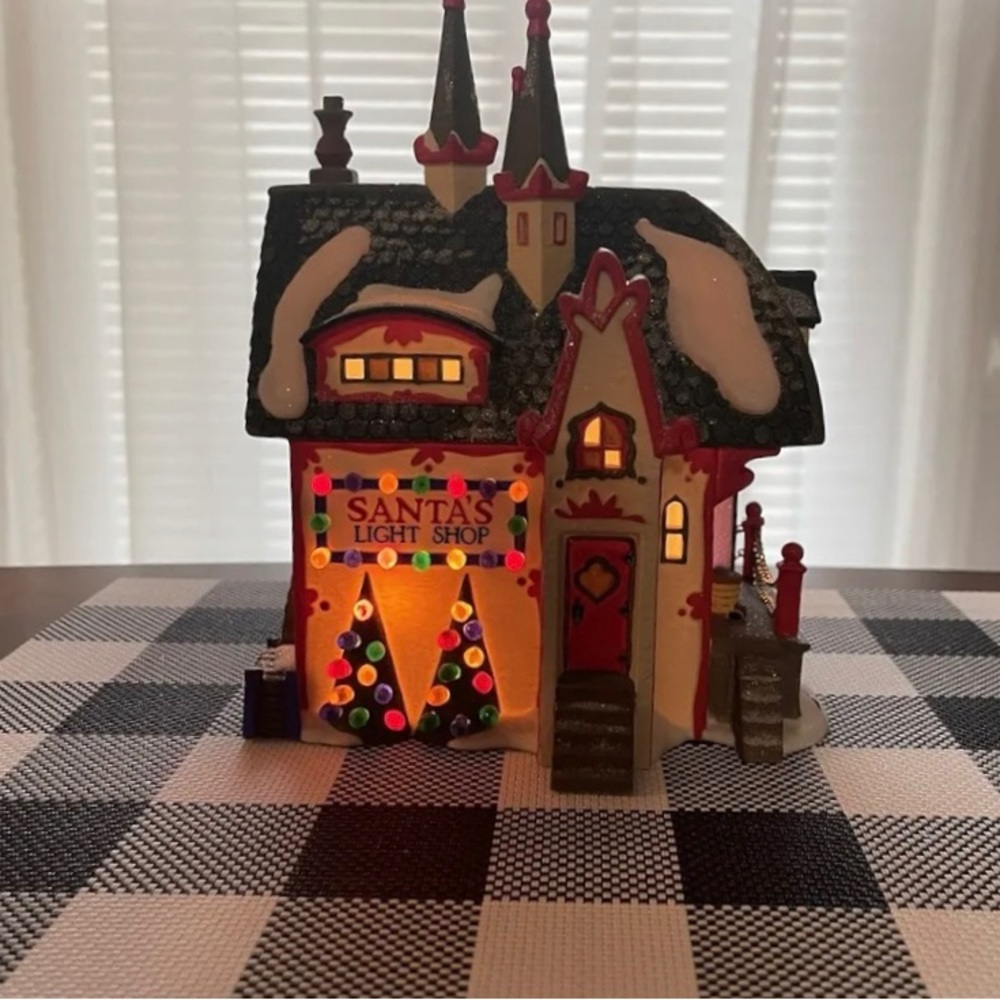 SOLD 🎅🏻 Department 56 North Pole Series - Santa's Light Shop